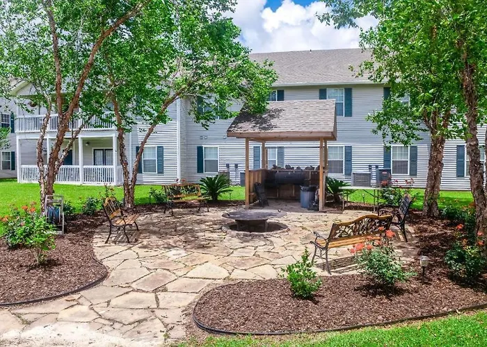 Holiday home Delightful 3br Near With Pool & Hot Tub